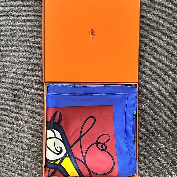 Hermès Scarf Carre 90cm Coup de Fouet 100% Silk Red Green Blue Multi R7019 - Picture 8 of 9